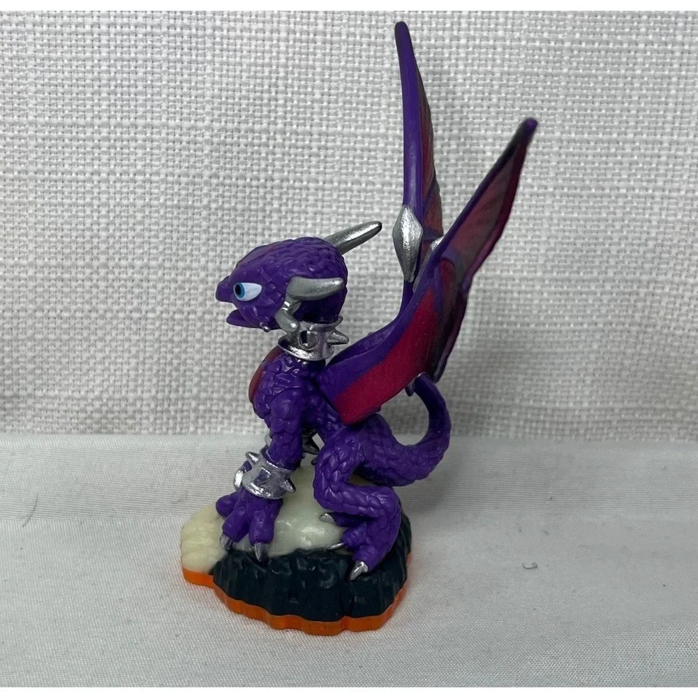 Activision Skylanders Giants Cynder Undead Dragon Figure 83999888 Purple Skull